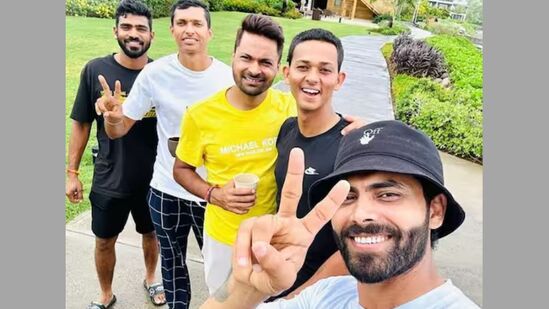 भारतीय संघाने पहिल्या कसोटी सामन्यात वेस्ट इंडिजचा पराभव केला. त्याचवेळी, दुसऱ्या कसोटी सामन्यापूर्वी टीम इंडियाचे खेळाडू वेस्ट इंडिजच्या सुंदर बीचवर सुट्टीचा आनंद लुटताना दिसले. <p>भारतीय संघाने पहिल्या कसोटी सामन्यात वेस्ट इंडिजचा पराभव केला. त्याचवेळी, दुसऱ्या कसोटी सामन्यापूर्वी टीम इंडियाचे खेळाडू वेस्ट इंडिजच्या सुंदर बीचवर सुट्टीचा आनंद लुटताना दिसले.</p>