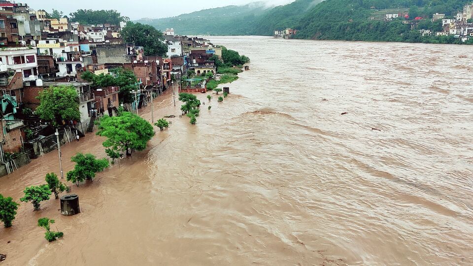 Chiplun Rain Update : कोकणातील वशिष्ठी नदीने इशारा पातळी ओलांडली ...