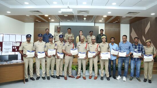 सॉफ्टवेअर कर्मचारीही सायबर गुन्हेगारांच्या जाळ्यात अडकत आहेत. शुक्रवारी एका आयटी कर्मचाऱ्याने आपली 82 लाख रुपयांची फसवणूक झाल्याची तक्रार केली.