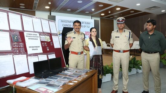 सायबर गुन्हेगारांकडून पोलिसांनी मोठ्या प्रमाणात सेलफोन, लॅपटॉप आणि डेबिट कार्ड जप्त केले.