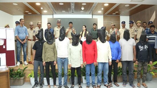 गुंतवणुकीच्या नावाखाली सायबर गुन्हे करणाऱ्या 9 जणांना हैदराबाद पोलिसांनी अटक केली आहे. या टोळीने देशभरात ७१२ कोटी रुपयांची फसवणूक केल्याचे पोलिसांच्या निदर्शनास आले.