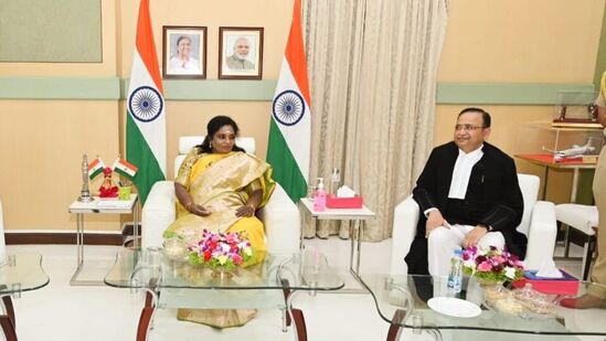 न्यायमूर्ती आराधे यांचा जन्म १३ एप्रिल ९१६४ रोजी झाला आणि १२ जुलै १९८८ पासून त्यांनी वकीली सुरु केली. न्यायमूर्ती आराधे यांनी मध्य प्रदेश उच्च न्यायालयात दिवाणी आणि घटनात्मक, लवाद आणि कंपनी प्रकरणांत वकीली केली.