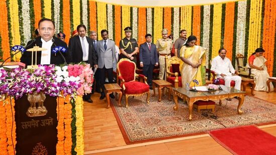 न्यायमूर्ती आलोक आराधे यांनी रविवारी तेलंगणा उच्च न्यायालयाचे मुख्य न्यायाधीश म्हणून शपथ घेतली.