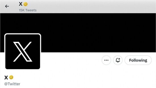 ट्विटरचा लोगो बदलला. तशी घोषणा यापूर्वी करण्यात आली होती. काही काळापूर्वी त्याची अंमलबजावणी झाली. ट्विटरचा लोगो आता परिचित निळ्या पक्ष्याऐवजी 'X' आहे. नवीन लोगो आज दुपारी IST वाजता 'लाइव्ह' झाला. तसेच, निळ्या-पांढऱ्या 'थीम' ऐवजी आता ट्विटरची नवीन 'थीम' काळा झाली आहे.
