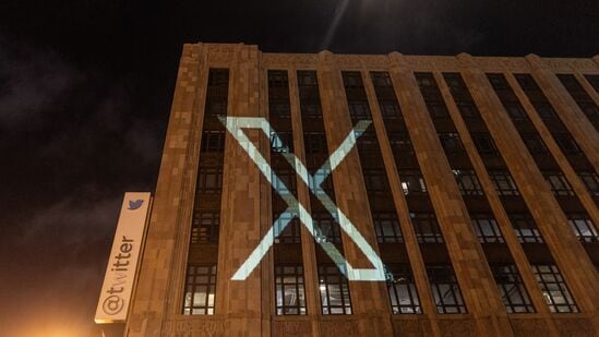 ट्विटरने व्हेरिफिकेशनसाठी आधीच शुल्क आकारण्यास सुरुवात केली आहे. दरम्यान, ट्विटरवर नुकताच आणखी एक बदल झाला आहे. नवीन नियमांनुसार, आतापासून ट्विटरवर ठराविक संख्येपेक्षा जास्त ट्विट पाहता येणार नाहीत. सत्यापित खाते दररोज ६००० ट्विट पाहू किंवा वाचू शकते. दरम्यान, असत्यापित खाती दररोज फक्त ६०० ट्विट वाचू किंवा पाहू शकतात. दरम्यान, नुकतेच ट्विटरवर सामील झालेले असत्यापित खातेधारक दररोज केवळ ३०० ट्विट पाहू शकतात. यापूर्वी ट्विटर अकाऊंट नसतानाही ट्विट पाहता येत होते. पण आतापासून ते करता येणार नाही.