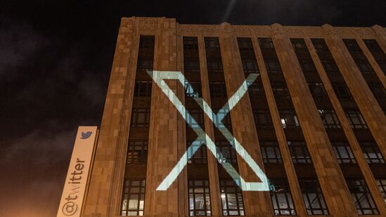 दरम्यान, फेसबुक आणि यूट्यूबसारख्या ट्विटरवरून पैसे कमावता येतात. अलीकडे, इलॉन मस्क म्हणाले की, नेटिझन्स जाहिरातींसाठी मिळणारे उत्पन्न शेअर करून थेट ट्विटरवरून पैसे कमवू शकतात. मात्र त्यातही एक अट ठेवण्यात आली आहे. तथापि, ट्विटरवरून कमाई करण्यासाठी संबंधित वापरकर्त्याच्या खात्यावर ब्लू टिक असणे आवश्यक आहे. नेटिझन्स कसे कमवायचे? जेव्हा कोणी पडताळणी केलेल्या खात्यावर जाते. त्या वेळी, त्या पृष्ठावर प्रदर्शित केलेल्या जाहिरातीतील नफा त्या खात्याच्या मालकासह सामायिक केला जाईल.