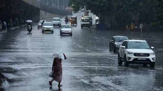 हवामान खात्याने दिलेल्या माहितीनुसार, तेलंगणातील अनेक जिल्ह्यांमध्ये बुधवार आणि गुरुवारी मुसळधार ते अति मुसळधार पाऊस पडण्याची शक्यता आहे. तसेच ताशी ४०- ५० किमी वेगाने वारे वाहण्याची शक्यता आहे. एनडीए, सूर्यापेट, महबूबाबाद आणि यादद्री भुवनगिरी जिल्ह्यांत मुसळधार पाऊस पडण्याची शक्यता आहे. अनेक जिल्ह्यांना रेड अलर्ट जारी करण्यात आला आहे. हवामान खात्याने दिलेल्या माहितीनुसार, तेलंगणातील अनेक जिल्ह्यांमध्ये बुधवार आणि गुरुवारी मुसळधार ते अति मुसळधार पाऊस पडण्याची शक्यता आहे. तसेच ताशी ४०- ५० किमी वेगाने वारे वाहण्याची शक्यता आहे. एनडीए, सूर्यापेट, महबूबाबाद आणि यादद्री भुवनगिरी जिल्ह्यांत मुसळधार पाऊस पडण्याची शक्यता आहे. अनेक जिल्ह्यांना रेड अलर्ट जारी करण्यात आला आहे.