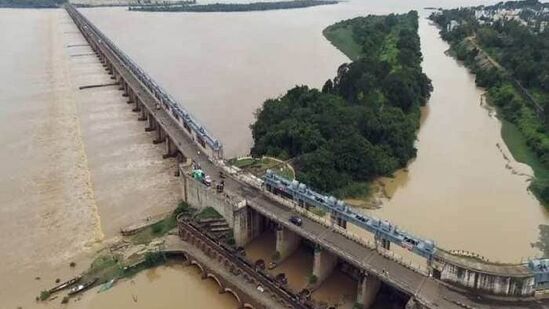 गोदावरीला पूर आला आहे. भद्राचलम येथे गोदावरीच्या पाण्याची पातळी ४४ फुटांवर गेली आहे. यामुळे प्रशासनाने नागरिकांना धोक्याचा पहिला इशारा दिला आहे. गोदावरीला पूर आला आहे. भद्राचलम येथे गोदावरीच्या पाण्याची पातळी ४४ फुटांवर गेली आहे. यामुळे प्रशासनाने नागरिकांना धोक्याचा पहिला इशारा दिला आहे.