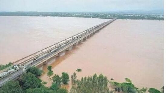 गोदावरीच्या पाण्याची पातळीत आणखी चार फुट वाढ म्हणजे ४८ फुटापर्यंत गेल्यास झाल्यास नागरिकांना दुसरा धोक्याचा इशारा दिला जाणार आहे. भद्राचलम येथे गोदावरीतून ९,९२,७९४ क्युसेकने पाणी वाहत आहे. नागरिकांना अत्यावश्यक कामाशिवाय घराबाहेर न पडण्याचे आवाहन करण्यात आले आहे.