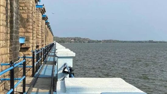 हैदराबाद शहरातील दुहेरी जलाशयांमध्येही पुराचे पाणी पोहोचवू लागले आहे. या आदेशात अधिकाऱ्यांनी उस्मानसागर धरणाचे दरवाजे उघडले. उस्मानसागर धरणाचे दोन दरवाजे उघडून २०८ क्युसेक पाणी मुशीत सोडले जात आहे. हैदराबाद शहरातील दुहेरी जलाशयांमध्येही पुराचे पाणी पोहोचवू लागले आहे. या आदेशात अधिकाऱ्यांनी उस्मानसागर धरणाचे दरवाजे उघडले. उस्मानसागर धरणाचे दोन दरवाजे उघडून २०८ क्युसेक पाणी मुशीत सोडले जात आहे.