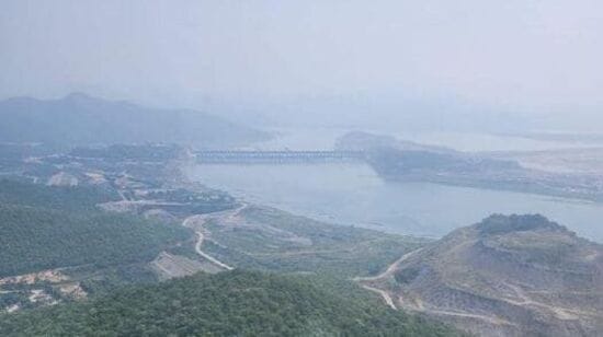 भद्राचलमच्या राम मंदिराच्या सखल भागात पुराचे पाणी पोहोचले आहे. पुराचे पाणी मंदिरात शिरले आहे. गोदावरीमध्ये पूर येण्याची शक्यता वर्तवली जात आहे. गोदावरीच्या पाण्याच्या पातळीने ५३ फुटाची उंची गाठल्यास धोक्याचा तिसरा इशारा दिला जाईल. बुधवारी विजयवाड्यातील इंद्रकिलाद्री रस्त्यावर दरड कोसळली. खबरदारीचा उपाय म्हणून इंद्रकिलाद्री घाट रस्ता प्रशासनाने बंद केला आहे. भद्राचलमच्या राम मंदिराच्या सखल भागात पुराचे पाणी पोहोचले आहे. पुराचे पाणी मंदिरात शिरले आहे. गोदावरीमध्ये पूर येण्याची शक्यता वर्तवली जात आहे. गोदावरीच्या पाण्याच्या पातळीने ५३ फुटाची उंची गाठल्यास धोक्याचा तिसरा इशारा दिला जाईल. बुधवारी विजयवाड्यातील इंद्रकिलाद्री रस्त्यावर दरड कोसळली. खबरदारीचा उपाय म्हणून इंद्रकिलाद्री घाट रस्ता प्रशासनाने बंद केला आहे.