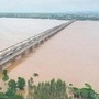 <p>गोदावरीच्या पाण्याची पातळीत आणखी चार फुट वाढ म्हणजे ४८ फुटापर्यंत गेल्यास झाल्यास नागरिकांना दुसरा धोक्याचा इशारा दिला जाणार आहे. भद्राचलम येथे गोदावरीतून ९,९२,७९४ क्युसेकने पाणी वाहत आहे. नागरिकांना अत्यावश्यक कामाशिवाय घराबाहेर न पडण्याचे आवाहन करण्यात आले आहे.</p>