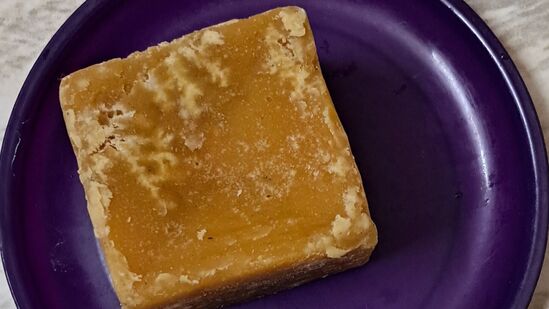 मूठभर गूळ घ्या.&nbsp;