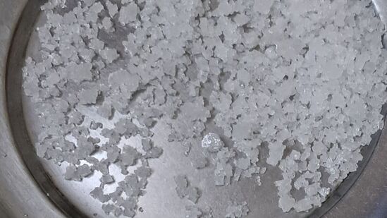 लाल मिरच्या ३ ते ४&nbsp;