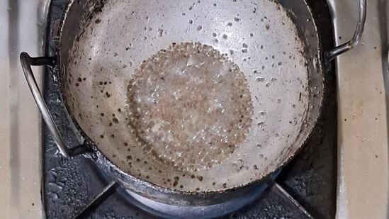 चणे आणि उडदीची डाळ लाल होईपर्यंत भाजून घ्यावी.