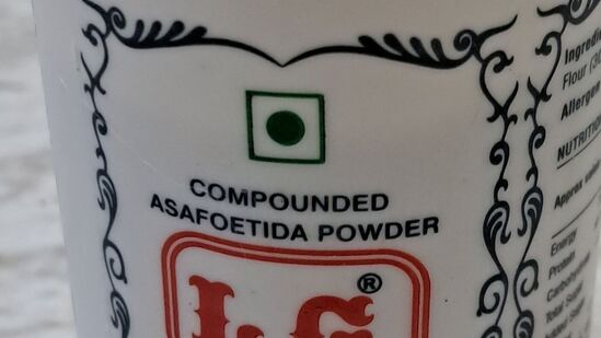 चवीनुसार हिंगाचा वापर करा