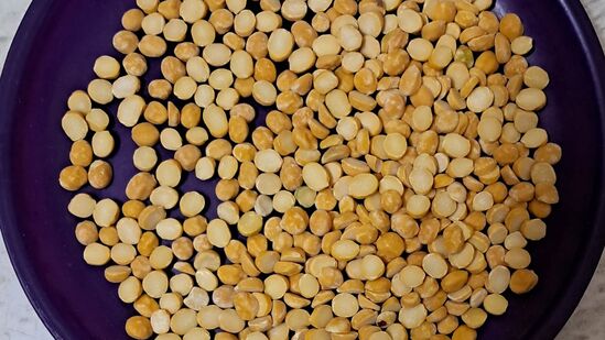 २ ते ३ चमचे चणा डाळ&nbsp;