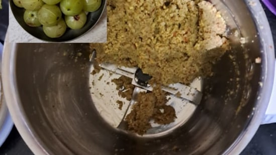 नंतर त्यात इतर सर्व साहित्य एकत्र करून मिक्सरमध्ये बारीक करून घ्या. आवश्यक असल्यास थोडे पाणी घाला. आवळा चटणी तयार आहे.