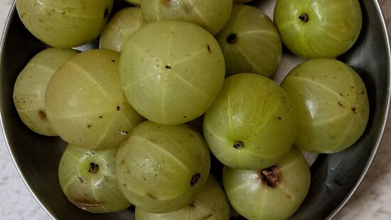 आवळ्यामध्ये व्हिटॅमिन सी, कार्बोहायड्रेट, फायबर, प्रोटीन, फॅट, कॅल्शियम, फॉस्फरस, निकोटीनिक अॅसिड आणि लोह यांसारखे पोषक घटक असतात.