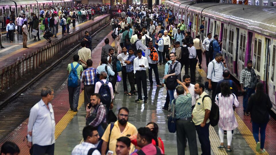 Mumbai local : आठवड्याच्या सुरवातीलाच पश्चिम रेल्वे ढेपाळली; तांत्रिक