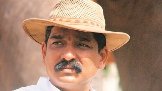 नितीन देसाई: सुप्रसिद्ध कलादिग्दर्शक नितीन देसाई यांनी त्यांच्या कर्जत येथेली एन. डी. स्टुडिओमध्ये गळफास लावून आत्महत्या केली. नितीन देसाई यांच्या आत्महत्येमुळे चित्रपटसृष्टीतून शोक व्यक्त करण्यात येत आहे. ते ५८ वर्षांचे होते. नितीन देसाई गेल्या काही दिवसांपासून आर्थिक अचडणींचा सामना करत होते. त्यांच्या एन. डी. स्टुडिओवर तब्बल २४९ कोटींचं कर्ज असल्याची बाब आता समोर आली. त्यांच्या आत्महत्यामागे हेच कारण असल्याचे ही सांगितले जात आहे. <p>नितीन देसाई: सुप्रसिद्ध कलादिग्दर्शक नितीन देसाई यांनी त्यांच्या कर्जत येथेली एन. डी. स्टुडिओमध्ये गळफास लावून आत्महत्या केली. नितीन देसाई यांच्या आत्महत्येमुळे चित्रपटसृष्टीतून शोक व्यक्त करण्यात येत आहे. ते ५८ वर्षांचे होते. नितीन देसाई गेल्या काही दिवसांपासून आर्थिक अचडणींचा सामना करत होते. त्यांच्या एन. डी. स्टुडिओवर तब्बल २४९ कोटींचं कर्ज असल्याची बाब आता समोर आली. त्यांच्या आत्महत्यामागे हेच कारण असल्याचे ही सांगितले जात आहे.</p>