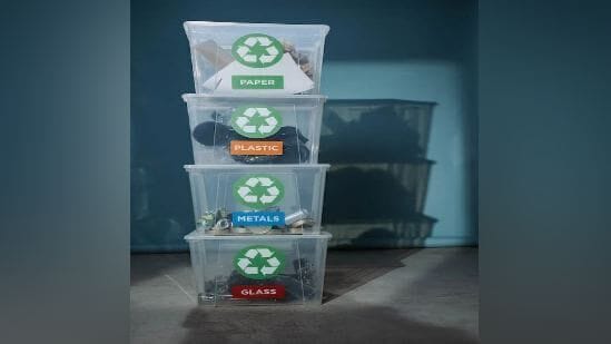 प्लास्टिक, कागद, काच, धातू यांसह विविध प्रकारच्या कचऱ्यासाठी स्वतंत्र डस्टबिन ठेवा. असे केल्याने पुनर्वापरयोग्य वस्तूंची क्रमवारी लावण्यास मदत होईल. प्लास्टिक, कागद, काच, धातू यांसह विविध प्रकारच्या कचऱ्यासाठी स्वतंत्र डस्टबिन ठेवा. असे केल्याने पुनर्वापरयोग्य वस्तूंची क्रमवारी लावण्यास मदत होईल.