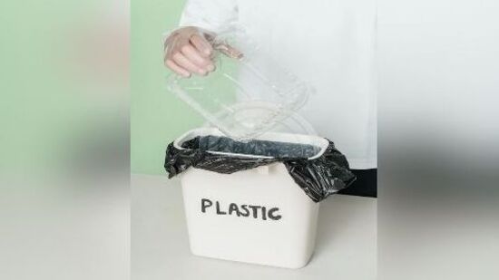 प्लॅस्टिक कचऱ्याबाबत जनजागृती करण्यासाठी तुमच्या कार्यालयात फलक लावा. तुमच्या कर्मचार्यांना प्लास्टिकचा वापर कमी करण्यासाठी टिपा शेअर करण्यास सांगा. प्लॅस्टिक कचऱ्याबाबत जनजागृती करण्यासाठी तुमच्या कार्यालयात फलक लावा. तुमच्या कर्मचार्यांना प्लास्टिकचा वापर कमी करण्यासाठी टिपा शेअर करण्यास सांगा.