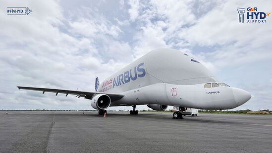 Worlds Largest Airbus Beluga : महाकाय विमान पाहण्यासाठी हैदराबाद विमानतळावर प्रवाशांनी मोठी गर्दी केली. समोरून लढाऊ विमानासारखा आकार आणि वरून टँकरसारखं दिसणारं हे विमान पाहून प्रवाशांना मोठा धक्का बसला आहे. Worlds Largest Airbus Beluga : महाकाय विमान पाहण्यासाठी हैदराबाद विमानतळावर प्रवाशांनी मोठी गर्दी केली. समोरून लढाऊ विमानासारखा आकार आणि वरून टँकरसारखं दिसणारं हे विमान पाहून प्रवाशांना मोठा धक्का बसला आहे.