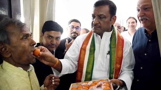 राहुल गांधींना खासदारकी मिळताच काँग्रेसच्या कार्यकर्त्यांनी जल्लोष करण्यास सुरुवात केली आहे. काँग्रेस नेत्यांनी एकमेकांना पेढे भरवत आनंद व्यक्त केला.