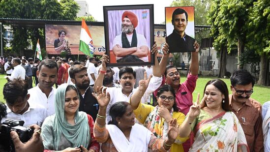 rahul gandhi news today : काँग्रेस नेते राहुल गांधी यांना सूरतमधील कोर्टाने सुनावलेल्या शिक्षेला सुप्रीम कोर्टाने स्थगिती दिली आहे. त्यानंतर आता लोकसभा सचिवालयाने राहुल गांधींची खासदारकी बहाल करण्याचा निर्णय घेतला आहे.