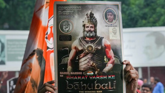 काँग्रेसच्या दिल्लीतील मुख्य कार्यालयाबाहेर राहुल गांधींचे पोस्टर झळकावण्यात आले आहे. त्यात राहुल गांधींना बाहुबली दाखवण्यात आलं आहे. त्यावर ‘भारताचे बाहुबली, राहुल गांधी’, असा उल्लेख करण्यात आला आहे.