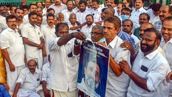 राहुल गांधी हे केरळच्या वायनाड लोकसभा मतदारसंघातून खासदार आहे. कोर्टाने त्यांच्या शिक्षेला स्थगिती देत खासदारकीचा मार्ग मोकळा केल्यानंतर थिरुअनंतपूरममध्ये काँग्रेसच्या कार्यकर्त्यांनी राहुल गांधींच्या फोटोला दुग्धाभिषेक केल्याचं पाहायला मिळालं.