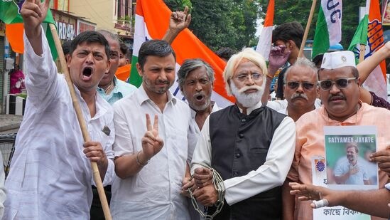 पश्चिम बंगालची राजधानी कोलकात्यातही काँग्रेसच्या कार्यकर्त्यांनी जल्लोष केला आहे. कार्यकर्त्यांनी पक्षाचे झेंडे आणि राहुल गांधींचा फोटो झळकावत जोरदार घोषणाबाजी केली आहे.