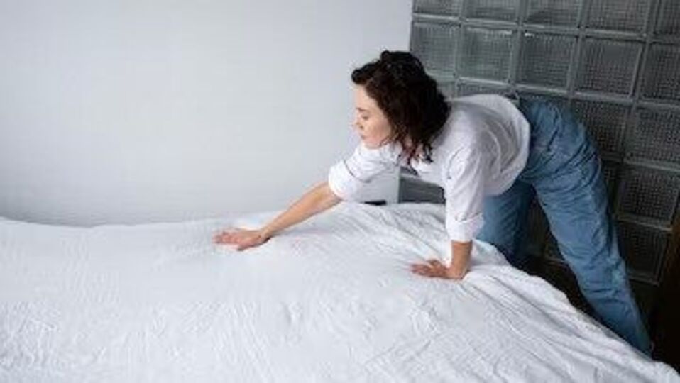 Hygiene Habits किती दिवसात बदलावी बेडशीट? जाणून घ्या धुण्याची योग्य