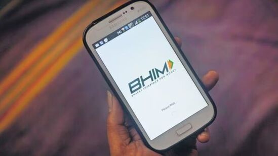 हे कृत्रिम बुद्धिमत्तेवर आधारित व्यवहार सुरुवातीला हिंदी आणि इंग्रजी भाषेत केले जातील. म्हणजेच तुम्ही UPI द्वारे हिंदी किंवा इंग्रजीमध्ये 'व्हॉइस कमांड'द्वारे पैसे पाठवू शकता. नंतर ते अधिक भारतीय प्रादेशिक भाषांमध्ये उपलब्ध होईल. म्हणजेच, बंगालीमध्ये बोलूनही तुम्ही डिजिटल पद्धतीने पैशांचा व्यवहार करू शकता.