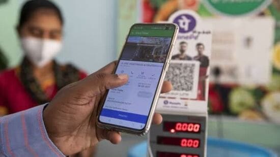 या नवीन आर्टिफिशियल इंटेलिजेंस फीचरमध्ये UPI यूजर्स एआय प्रतिनिधीसोबत चॅट करू शकतात. याद्वारे पैसे एका खात्यातून दुसऱ्या खात्यात जाणार आहेत. या प्रणालीद्वारे कोणीही UPI द्वारे सहजपणे पैशांचा व्यवहार करू शकतो. त्यामुळे यूपीआयचा वापर वाढण्याची शक्यता आहे, असे आरबीआय गव्हर्नर म्हणाले.