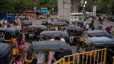 सलग सुट्ट्या आल्याने रिक्षावाल्यांनाही भरपूर प्रमाणात प्रवासीभाडे मिळत आहे. मुंबईतील अनेक ठिकाणी रस्त्यांवर रिक्षांची गर्दी होत असल्याचं दिसून येत आहे.