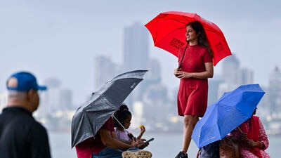 मुंबईत काही ठिकाणी हलका पाऊस पडत आहे. त्यामुळं पर्यटकांनी छत्र्या घेत किनाऱ्यावर बसून पावसाचा आनंद घेतला आहे.