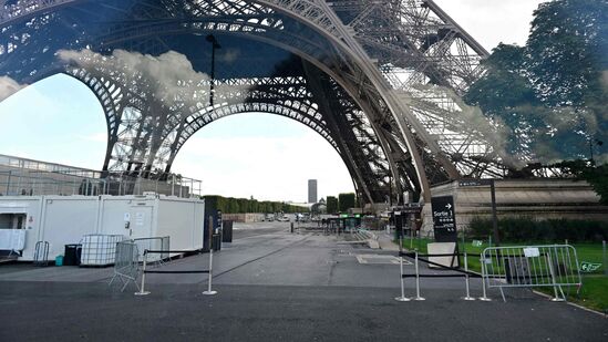 Eiffel Tower Bomb Threat : जगप्रसिद्ध आयफेल टॉवर बॉम्बने उडवून देण्याची धमकी देण्यात आली आहे. त्यामुळं फ्रान्समध्ये खळबळ उडाली आहे.