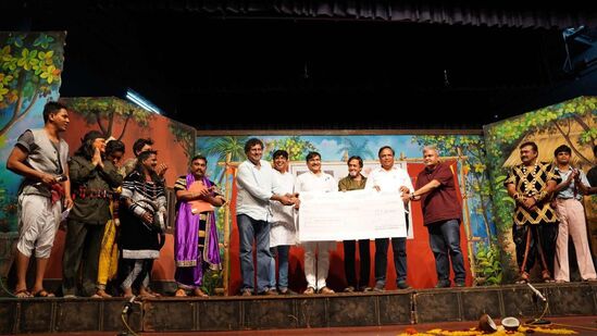 Marathi Natak Karun Gelo Gaav 