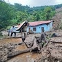 <p>Massive Landslide In Himachal Pradesh : भूस्खलन झालेल्या ठिकाणी मदत व बचावकार्य सुरू करण्यात आलं आहे. असंख्य घरं मातीच्या ढिगाऱ्याखाली गाडली गेल्याने मृतांचा आकडा वाढण्याची शक्यता वर्तवण्यात येत आहे.</p>