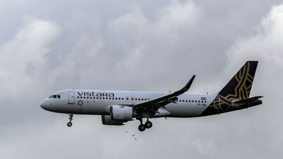 Air Vistara Bomb Threat : दिल्ली विमानतळावर दिल्ली-पुण्यासाठी निघत असलेल्या एअर विस्तारा कंपनीच्या विमानाला बॉम्बने उडवून देण्याची धमकी देण्यात आल्याची धक्कादायक घटना समोर आली आहे.