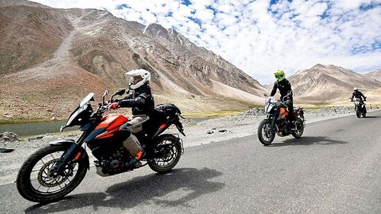 राहुल गांधी स्पोर्ट्स बाईकने पॅंगॉन्ग लेकवर देखील गेले. राहुल गांधी ते म्हणाले की, त्यांचे वडील माजी पंतप्रधान राजीव गांधी म्हणायचे की पॅंगॉन्ग हे जगातील सर्वात सुंदर ठिकाणांपैकी एक आहे. राहुल गांधी स्पोर्ट्स बाईकने पॅंगॉन्ग लेकवर देखील गेले. राहुल गांधी ते म्हणाले की, त्यांचे वडील माजी पंतप्रधान राजीव गांधी म्हणायचे की पॅंगॉन्ग हे जगातील सर्वात सुंदर ठिकाणांपैकी एक आहे.