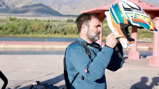 राहुल गांधी यांनी स्टायलिश स्पोर्ट्स बाईक चालवताना निळ्या रंगाच्या बाइकर जॅकेट घातला होता. त्यांच्या या लडाख दौऱ्याचे फोटो त्यांनी शेअर केले आहेत. राहुल गांधी यांनी स्टायलिश स्पोर्ट्स बाईक चालवताना निळ्या रंगाच्या बाइकर जॅकेट घातला होता. त्यांच्या या लडाख दौऱ्याचे फोटो त्यांनी शेअर केले आहेत. 