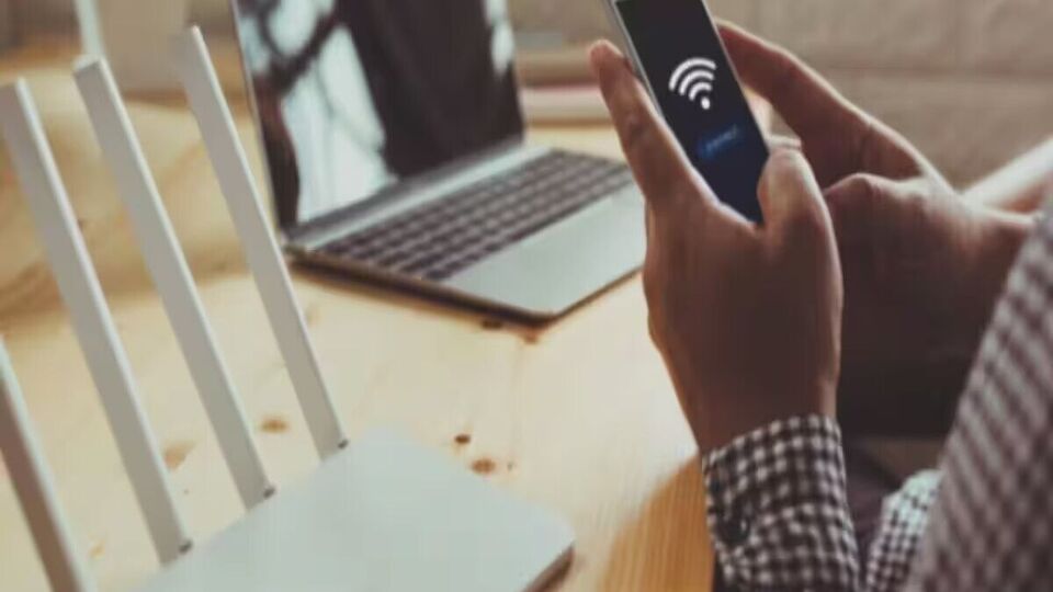 WiFi Radiation घरी लावलेल्या वायफायचे रेडिएशन बनू शकते मोठा धोका, असे