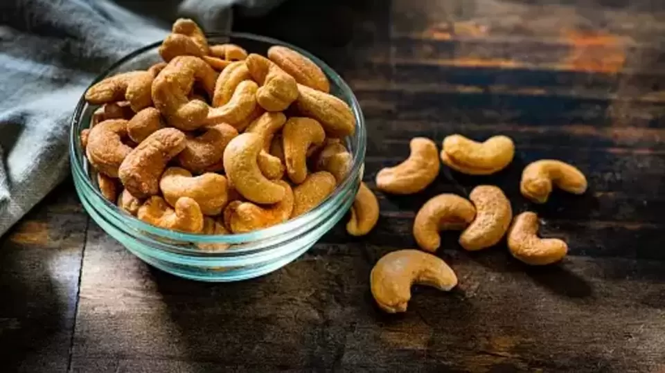 Diabetes Diet Tips मधुमेही व्यक्ती स्नॅक्समध्ये खाऊ शकतात काजू