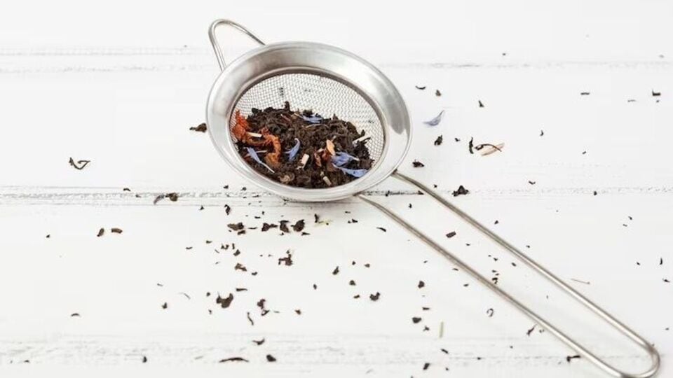 Tea Strainer चहाची गाळणी काळी आणि घाण झाली आहे का? अशी करा स्वच्छ!how