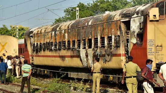 स्थानिक पोलीस, अग्निशमन दलाचे जवान आणि रेल्वेचे अधिकारी घटनास्थळी दाखल झाले असून दोन तासांच्या अथक प्रयत्नानंतर आगीवर नियंत्रण मिळवण्यात यश आलं आहे. स्थानिक पोलीस, अग्निशमन दलाचे जवान आणि रेल्वेचे अधिकारी घटनास्थळी दाखल झाले असून दोन तासांच्या अथक प्रयत्नानंतर आगीवर नियंत्रण मिळवण्यात यश आलं आहे.