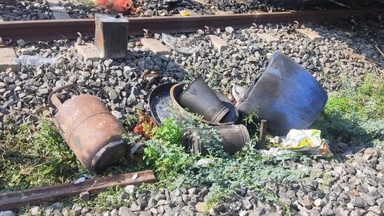 रेल्वेत भीषण आग लागल्यानंतर प्रवाशांनी जीवाच्या आकांताने स्वत:ला आणि आप्तजनांना वाचवण्याचे प्रयत्न केले. याशिवाय स्थानिकांनीही घटनास्थळी बचावकार्य सुरू केल्यानं अनेकांचा जीव वाचला आहे. रेल्वेत भीषण आग लागल्यानंतर प्रवाशांनी जीवाच्या आकांताने स्वत:ला आणि आप्तजनांना वाचवण्याचे प्रयत्न केले. याशिवाय स्थानिकांनीही घटनास्थळी बचावकार्य सुरू केल्यानं अनेकांचा जीव वाचला आहे.