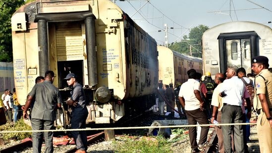 काही प्रवाशांनी थांबलेल्या रेल्वेतून गॅस सिंलिडरची चोरी करण्यास सुरुवात केली. त्याचवेळी सिलिंडर फुटल्याने रेल्वेत आग लागल्याची माहिती रेल्वेच्या अधिकाऱ्यांनी दिली आहे. आगीत रेल्वेचा संपूर्ण डबा भस्मसात झाला आहे. काही प्रवाशांनी थांबलेल्या रेल्वेतून गॅस सिंलिडरची चोरी करण्यास सुरुवात केली. त्याचवेळी सिलिंडर फुटल्याने रेल्वेत आग लागल्याची माहिती रेल्वेच्या अधिकाऱ्यांनी दिली आहे. आगीत रेल्वेचा संपूर्ण डबा भस्मसात झाला आहे.